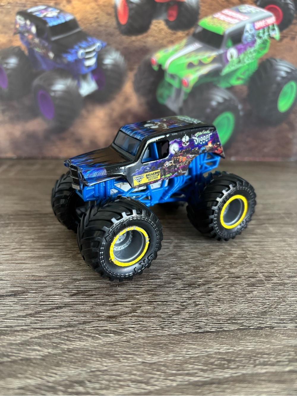 Monster Jam Sonuva Digger truck 1:64 Scale